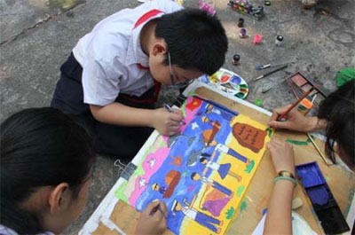 越南岘港市举办“我爱家乡的海洋与海岛”的绘画比赛