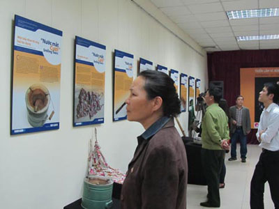 《眼泪——微笑》图片展在河内举行