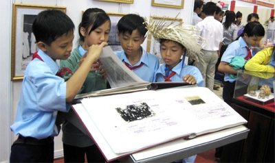 Exposition de cartes sur Hoàng Sa et Truong Sa à l école