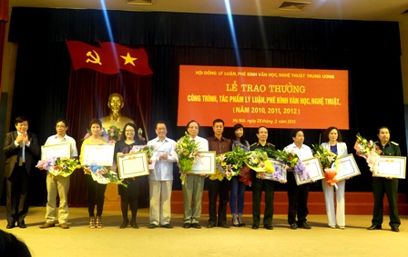 Tặng thưởng công trình lý luận, phê bình văn học, nghệ thuật 2010-2012