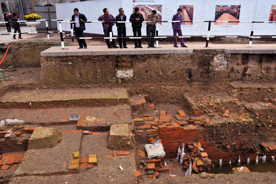 Découverte d’une grande conduite d’eau dans la citadelle royale de Thang Long
