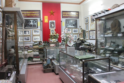Le Musée de la province de Thai Binh reçoit plus de 200 objets en nature sur l amitié Vietnam-Laos