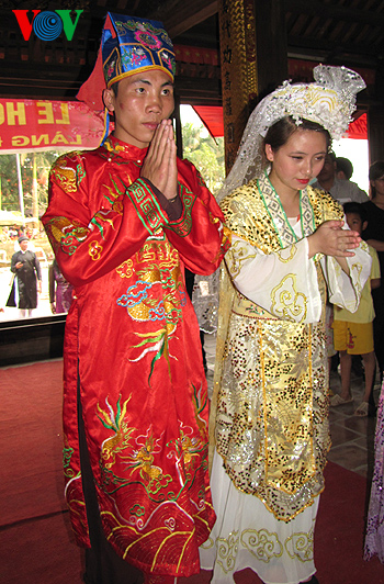 Duong Yen unique husband choosing festival