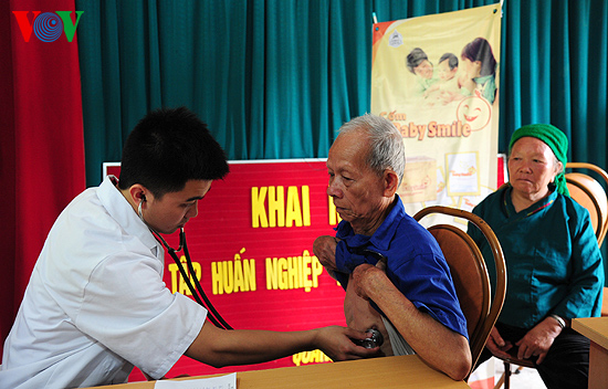Student volunteers support highland compatriots