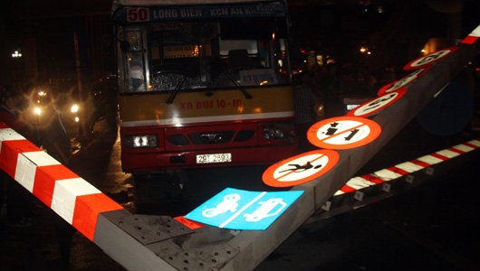 Hà Nội Xe buýt vượt cầu cấm, húc đổ cả biển báo