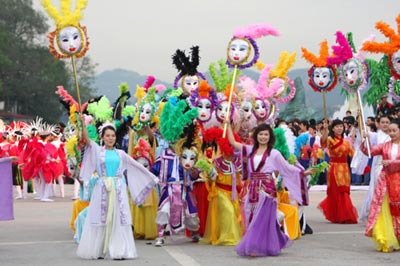 2013年下龙狂欢节朝着社会化方式调动资源