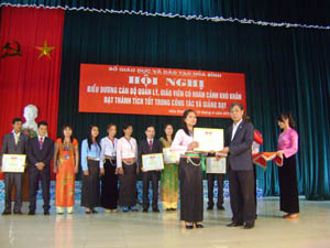 Hòa Bình 212 cán bộ quản lý, giáo viên vùng khó khăn đạt thành tích xuất sắc