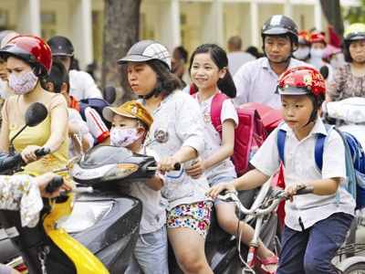Hà Nội Phạt 56 trường hợp phụ huynh không đội mũ bảo hiểm cho trẻ