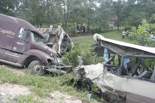 Xe container và xe khách đấu đầu làm 5 người chết, 8 người bị thương