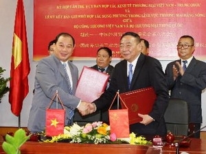 Vietnam, China ink deal on farm produce trading