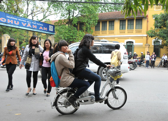 Hà Nội Người đi xe đạp điện vẫn đầu trần ngang dọc phố