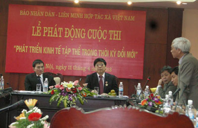 题为“革新时期的集体经济发展”写作比赛的启动仪式在河内举行