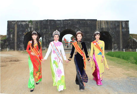 Des belles de Miss Ethnie présentent le tourisme de Thanh Hoa