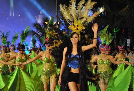 Carnaval Hạ Long 2013 “Sắc màu Quảng Ninh – Hội tụ và lan tỏa”