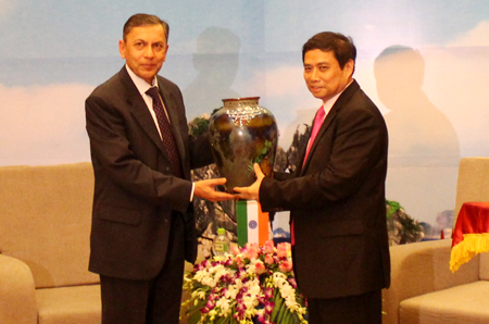 印度驻越南特命全权大使访问广宁省