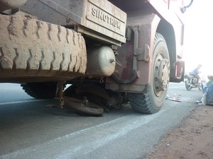 Bình Dương Xe container cán chết 3 người trên xe máy