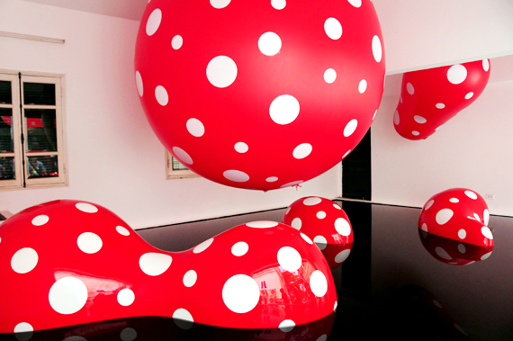 Exposition d art de l installation de l’artiste japonaise Yayoi Kusama