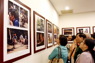 Photo exhibition about life and people in Vietnam and Japan