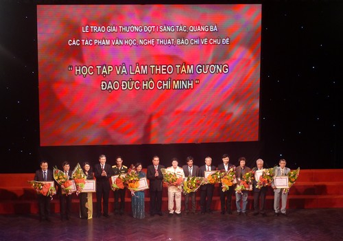 Presenting awards for works on following and studying Uncle Ho’s example