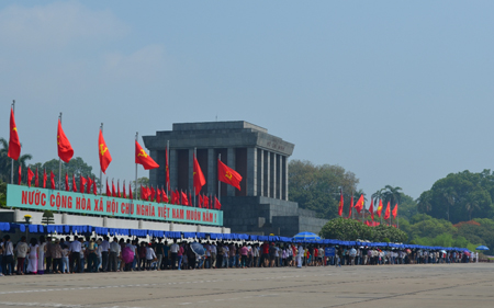 Thousands of people queue in 40°C heat to visit Uncle Ho