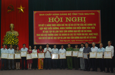 Người thầy giáo luôn gương mẫu học và làm theo Bác