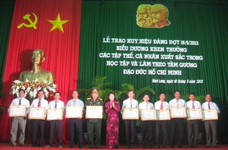 Vĩnh Long Trao huy hiệu Đảng đợt 19 5 2013 và khen thưởng các tập thể, cá nhân xuất sắc
