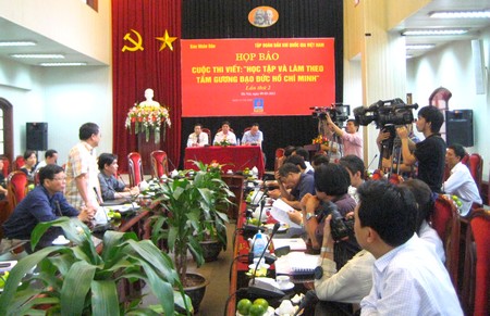 Hơn 800 bài dự thi viết về “Học tập và làm theo tấm gương đạo đức Hồ Chí Minh