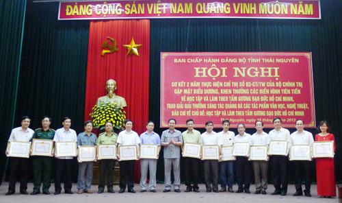 Thái Nguyên Biểu dương, khen thưởng các điển hình tiên tiến học tập và làm theo gương Bác