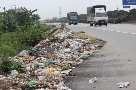 Quốc lộ 5 trở thành nơi đổ rác, bán hàng