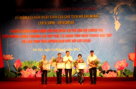 Đảng ủy Khối Doanh nghiệp Trung ương Tuyên dương gần 100 gương điển hình học tập và làm theo gương Bác