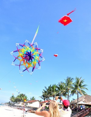 Les cerfs-volants pour Truong Sa et Hoang Sa dans le ciel de Hôi An