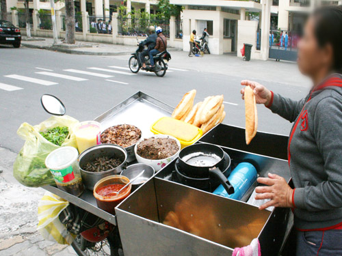 Cảnh báo nguy cơ ngộ độc thực phẩm từ thức ăn đường phố