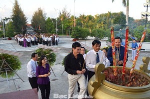 Tỉnh ủy - HĐND - UBND - Ủy ban MTTQ Việt Nam tỉnh Thắp hương và dâng hoa tại Nghĩa trang liệt sĩ tỉnh Bạc Liêu