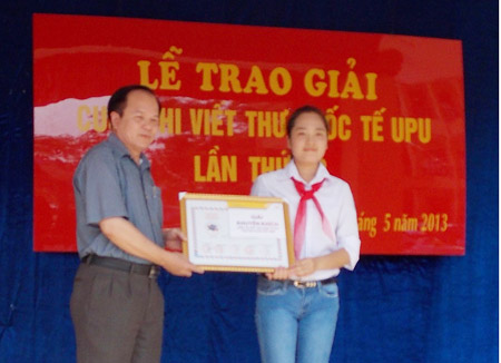 广宁为第42届“国际少年书信写作比赛”越南赛区获奖学生颁奖