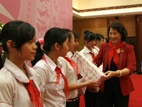 National Assembly Vice Chairwoman meets 72 outstanding young pioneers