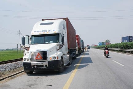 Xe quá tải vẫn “băm nát” nhiếu tuyến quốc lộ