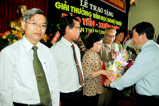 Bình Định Trao tặng giải thưởng văn học – nghệ thuật Đào Tấn – Xuân Diệu lần thứ IV