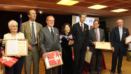 Le Vietnam décore 18 professeurs, docteurs français