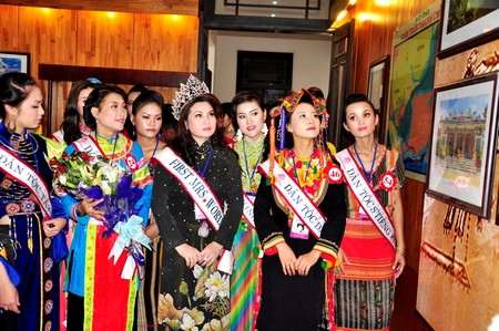 Contestants of Miss Vietnam Ethnic 2013 study Quang Nam history