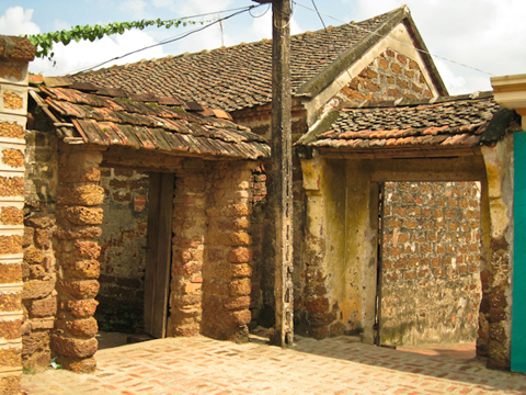 Preserving Duong Lam ancient village relics