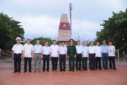 Đoàn công tác Hội đồng Lý luận Trung ương khảo sát thực tế tại Trường Sa