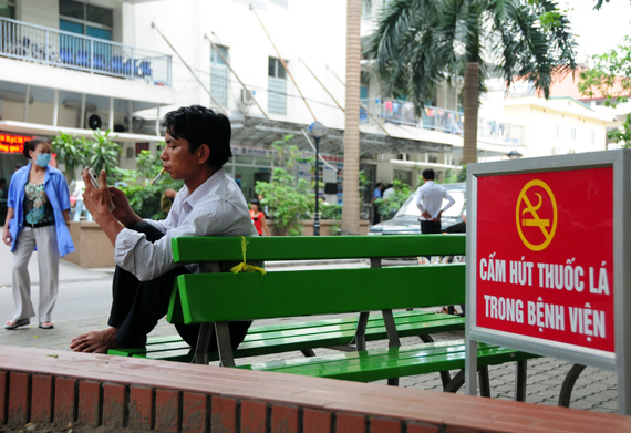 Bất chấp lệnh cấm, nhiều người dân vẫn ngang nhiên nhả khói nơi công cộng