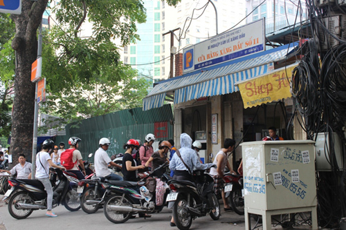 Hà Nội  Bom nổ chậm nhan nhản giữa khu dân cư