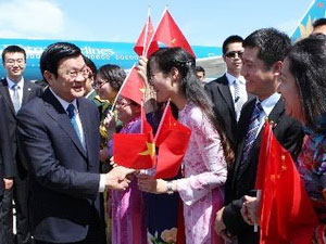 State President visits Vietnamese community in Beijing