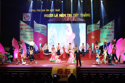 “他老人家为必胜信心”艺术交流晚会精彩纷呈