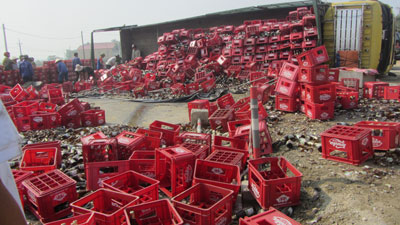 Hà Tĩnh Xe tải chở bia bị lật