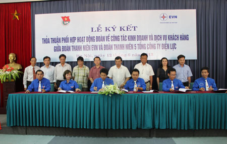Lễ ký kết thỏa thuận phối hợp giữa Đoàn Thanh niên Tập đoàn Điện lực Việt Nam và Đoàn Thanh niên 05 Tổng Công ty Điện lực
