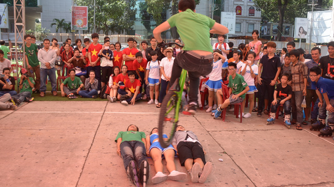 Jubilant street sport festival in HCMC