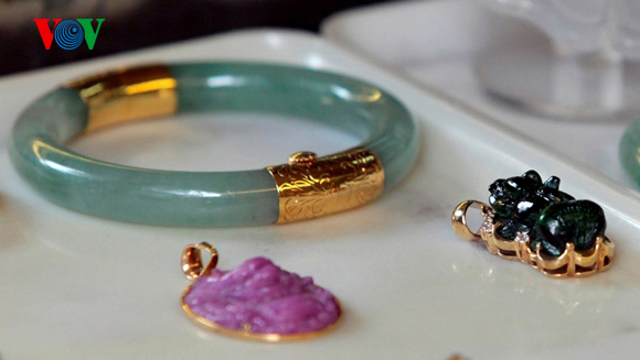 Jewellery processing career on Hang Bac Street