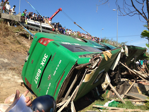 Lật xe khách trên quốc lộ 1A làm 3 người chết, 27 người bị thương